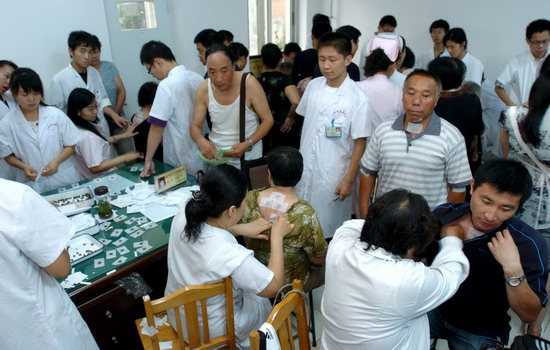 People fill up a treatment room in Jinan Chinese Medicine Hospital to get medical plasters on the first day of &apos;toufu&apos; in Jinan city, east China&apos;s Shandong province on July 19, 2010. 