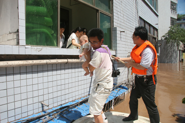 Rescuers evacuate local residents trapped by flood waters in Guang&apos;an, Southwest China&apos;s Sichuan Province on July 19, 2010. [Xinhua] 