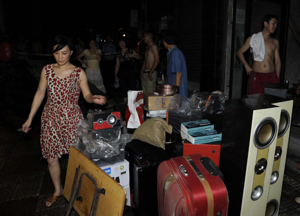 People gather their belongings before leaving their flooded houses in Guang&apos;an, Southwest China&apos;s Sichuan Province on July 19, 2010. [Xinhua] 