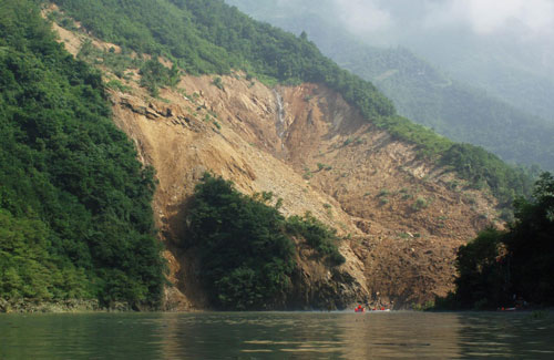 The landslide Monday night blocked Luojiang River and formed a barrier lake that threatened the security of nearby villages in Chengkou county, Chongqing municipality, July 20, 2010. [Xinhua] 