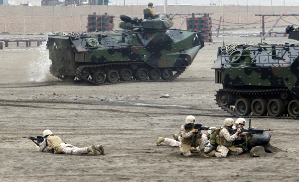 Members of the U.S. Special Purpose Marine Air Ground Task Force 24 carry out a sea landing exercise at the port of Ancon, north of Lima, during the Southern Exchange and Partnership of the Americas (SE/POA 10) military exercise, July 19, 2010. [Xinhua]