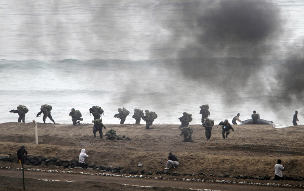 Service members from Argentina, Brazil, Colombia, Mexico, Peru and Uruguay, and U.S. Marines carry out a sea landing exercise at the port of Ancon, north of Lima, during the Southern Exchange and Partnership of the Americas (SE/POA 10) military exercise, July 19, 2010. [Xinhua]