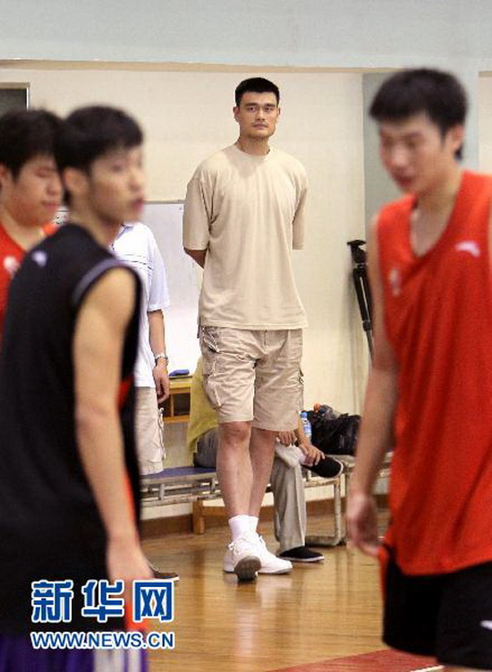 Yao back in Shanghai, watches home team training