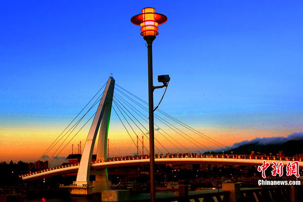 With its landscape rimmed in golden sunlight, the Fisherman's Wharf in Tamshui, a city north to Taipei in Taiwan, teems with tourists in this photo taken in late July, 2010. The wharf used to be the second-largest fishing harbor in Tamshui before it was made into a scenic spot. [Photo: Chinanews.com]