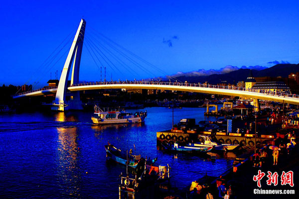 With its landscape rimmed in golden sunlight, the Fisherman's Wharf in Tamshui, a city north to Taipei in Taiwan, teems with tourists in this photo taken in late July, 2010. The wharf used to be the second-largest fishing harbor in Tamshui before it was made into a scenic spot. [Photo: Chinanews.com]