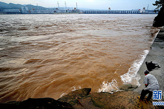 Flood waters are sluiced at the Three Gorges Dam in Yichang, central China's Hubei Province, July 19, 2010. The water influx into the Three Gorges Reservoir reached 66500 cubic meters per second by 19:14 on Monday, setting a new record in this year's flood season.[Xinhua]
