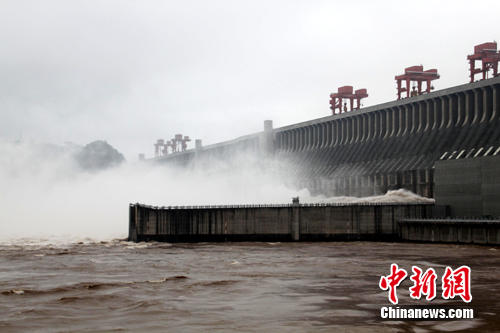 The Three Gorges reservoir is facing its biggest challenge since it began operation with a major flood building up in the upper reaches of the Yangtze River. The peak flow of the coming flood is forecast to reach 70,000 cubic meters per second in the next 2-3 days, greater than the 50,000 cubic meters per second seen during the flood of 1998.