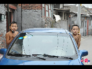 Kids at Ying Tao Hutong.  Photographer: Foong Siew-Tong.  Location: Yin Tao Hutong. [China.org.cn]
