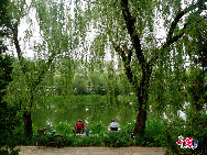 Beijingers Fishing at Liangmaqiao. Photographer: Nicholas Yii-Shinn Chen. Location: Badaling Section of the Great Wall. [China.org.cn]