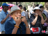 Harmonica Man. Photographer: Penelope Colville. Location: Taoranting Park. [China.org.cn]