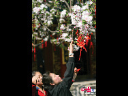 Hoping for Good Fortune. Photographer: Ricko Tjong. Location: Beihai Park. [China.org.cn]