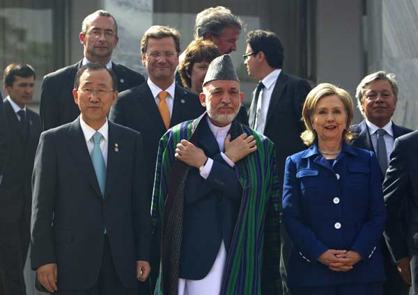 Afgan President Hamid Karzai (C), US Secretary of State Hillary Clinton (R) and UN chief Ban Ki-moon (L) pose following the International Conference on Afghanistan in Kabul, on July 20, 2010. [Xinhua]