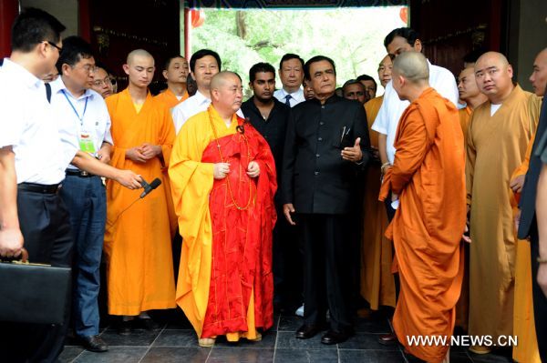 Sri Lankan Prime Minister D.M. Jayaratne (R, central) visits the Shaolin Temple located on Songshan Mountain in central China&apos;s Henan Province, July 20, 2010. Jayaratne visited the world-renowned Shaolin Temple on Tuesday. The 1,500-year-old temple is regarded as one of the holy sites of Chinese Kungfu.[Zhu Xiang/Xinhua]