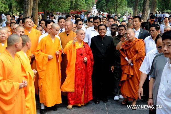 Sri Lankan Prime Minister D.M. Jayaratne (R, central) visits the Shaolin Temple located on Songshan Mountain in central China&apos;s Henan Province, July 20, 2010. Jayaratne visited the world-renowned Shaolin Temple on Tuesday. The 1,500-year-old temple is regarded as one of the holy sites of Chinese Kungfu.[Zhu Xiang/Xinhua]