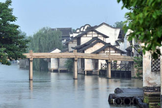 Wuzhen lies within the triangle formed by Hangzhou, Suzhou and Shanghai. It displays thousands of years of history and gives a unique experience through its profound cultural background, setting it apart from other towns.