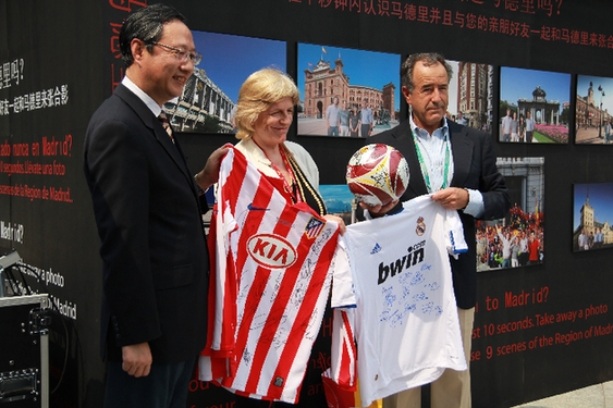 Madrid officials gives Shanghai Expo gifts signed by football stars