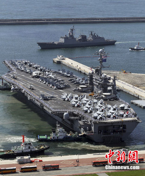 The U.S. nuclear-powered aircraft carrier USS George Washington moves to come alongside the pier at a port in Busan, about 420 km (262 miles) southeast of Seoul, July 21, 2010. The aircraft carrier will participate in a massive combined air and naval exercise to be held by South Korea and the U.S. in the East Sea from July 25 to 28 to show deterrence plans against North Korea. [Chinanews.com]