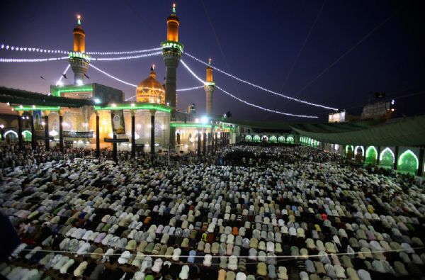 Shi&apos;ite pilgrims pray at the Shrine of Imam Moussa al-Kadhim in Baghdad&apos;s Kadhimiya district July 7, 2010.[yeeyan.org]