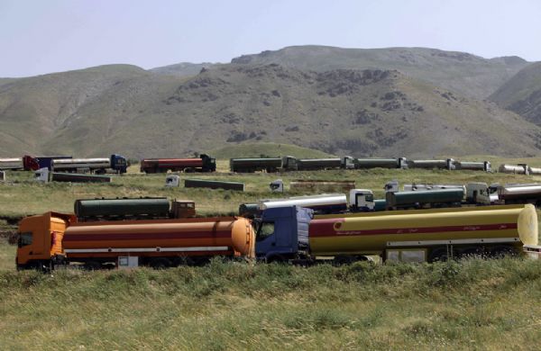 Tanker trucks carrying oil snake their way through Haj Omran, Iraq, a mountainous Kurdish resort town on the border with Iran on June 7, 2010. The smuggling of tens of thousands of gallons of crude oil and refined fuels daily from northern Iraq to Iran, in violation of new U.S. sanctions, is stoking tensions between the Iraqi central government and its Kurdish provincial counterparts. [yeeyan.org]