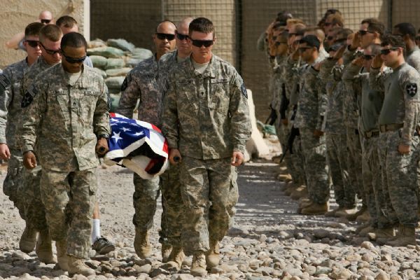 US soldiers carry the body of a fellow soldier killed in a car bomb attack during a memorial ceremony on June 11, 2010 on FOB Cobra, near Jalula, Diyala Province, Iraq. Specialists William C. Yauch (23) of Batesville, Arkansas and Israel P. O&apos;Bryan (24) of Newbern, Tennessee, from Bravo Company, 5th BN, 20th Infantry Reg, 3rd Stryker Brigade Combat Team, 2nd Infantry Division were killed along with 2 civilians and 1 Iraqi policeman when a suicide bomber drove into their patrol.[yeeyan.org]