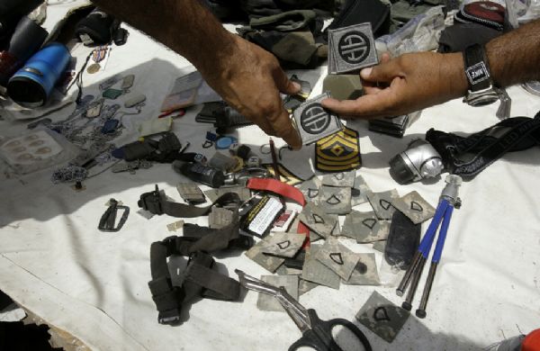 Iraqis look at items taken from an abandoned US military base for sale at a junk market in Baghdad on July 15, 2010. As US soldiers in Iraq prepare their pull-out over the coming months, the Pentagon is getting rid of the fixtures and fittings of the bases they live in, some of it at auction, some bound for the black market. [yeeyan.org] 