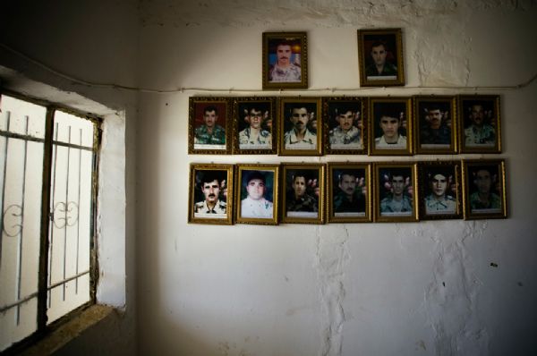 Photos of Iraqi soldiers killed in the line of duty adorn the entrance to an Iraqi Army base on June 2, 2010 near Al Guwair, Iraq. [yeeyan.org]