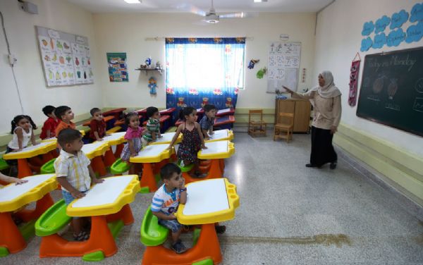 Students attend class at Mama Ayser, a private school in Baghdad June 28, 2010. Once banned under Saddam Hussein, private schools have flourished in Iraq since the 2003 U.S.-led invasion as Iraqis become increasingly frustrated with their government&apos;s failure to provide basic services. [yeeyan.org]