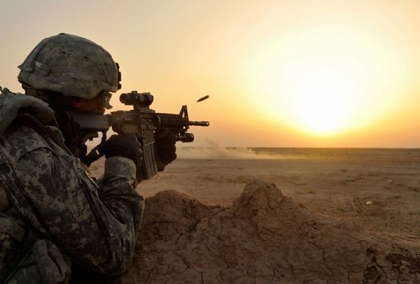 A U.S. Soldier from Bravo Company, 5/20 Infantry, 2nd ID provides supporting fire during a squad live fire exercise in Kirkush Military Training Base, Diyala province, Iraq, June 10, 2010. U.S. and Iraqi forces trained to clear mined and wired obstacles, clear bunker complexes and react to contact. [yeeyan.org]