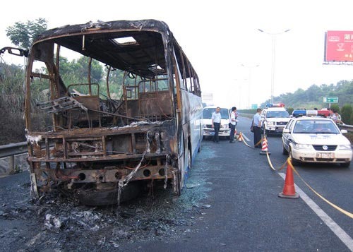 Two people were killed and fourteen injured when an airport shuttle bus in Changsha, capital city of central China's Hunan Province, caught fire Wednesday. [Xinhua]