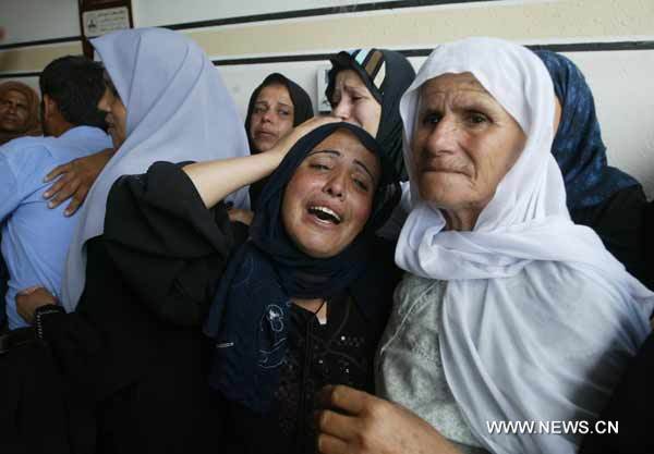 Relatives mourn during the funeral of Islamic Jihad militant Mohammed al-Kafarnah who was killed by Israeli shelling in Beit Hanoun town, northern Gaza Strip, July 21, 2010. [Xinhua]