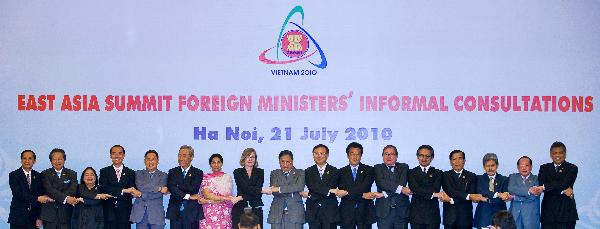 Participants pose for group photos during the East Asia Summit Foreign Ministers s'Informal Consultations in Hanoi, capital of Vietnam, July 21, 2010 0.[Chen Duo/Xinhua]