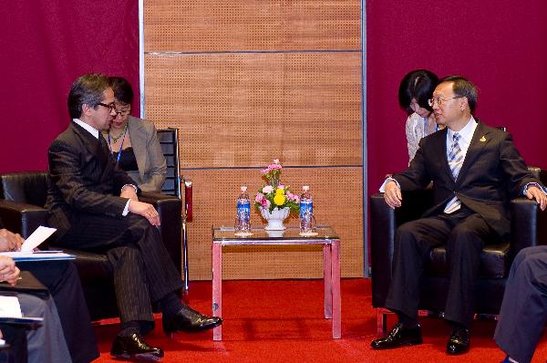 Chinese Foreign Minister Yang Jiechi (front, R) meets with his Indonesian counterpart Marty Natalegawa (front, L) in Hanoi, capital of Vietnam, July 21, 2010.[Chen Duo/Xinhua]