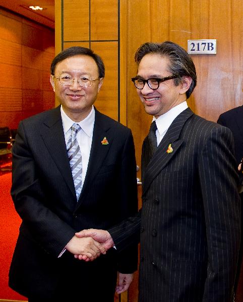 Chinese Foreign Minister Yang Jiechi (L) meets with his Indonesian counterpart Marty Natalegawa in Hanoi, capital of Vietnam, July 21, 2010.[Chen Duo/Xinhua]]