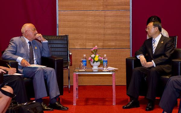 Chinese Foreign Minister Yang Jiechi (front,R) meets with his Hungary's counterpart Janos Martonyi (front, L) in Hanoi, capital of Vietnam, July 21, 2010.[Chen Duo/Xinhua]