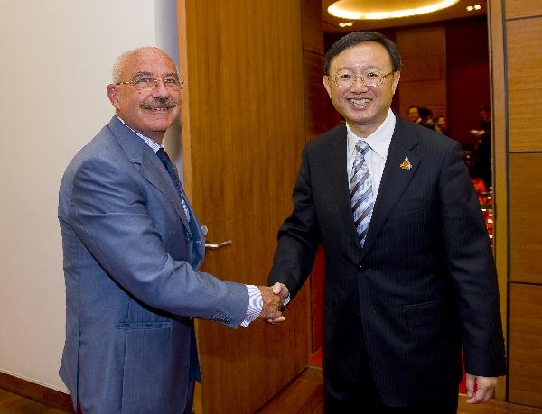 Chinese Foreign Minister Yang Jiechi (R) meets with his Hungary's counterpart Janos Martonyi in Hanoi, capital of Vietnam, July 21, 2010.[Chen Duo/Xinhua]