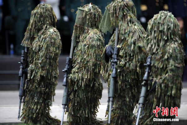 Soldiers parade during a military ceremony to celebrate the 200 years of Colombia&apos;s independence from Spain in Bogota, Tuesday, July 20, 2010. [chinanews.com]