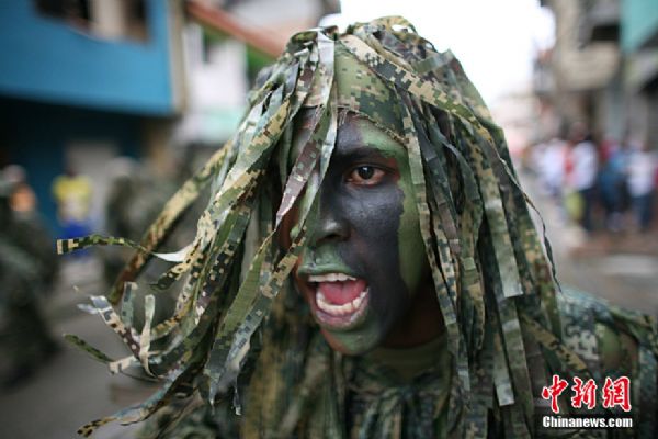 A soldier marches during a military ceremony to celebrate the 200 years of Colombia&apos;s independence from Spain in Bogota, Tuesday, July 20, 2010. [chinanews.com]