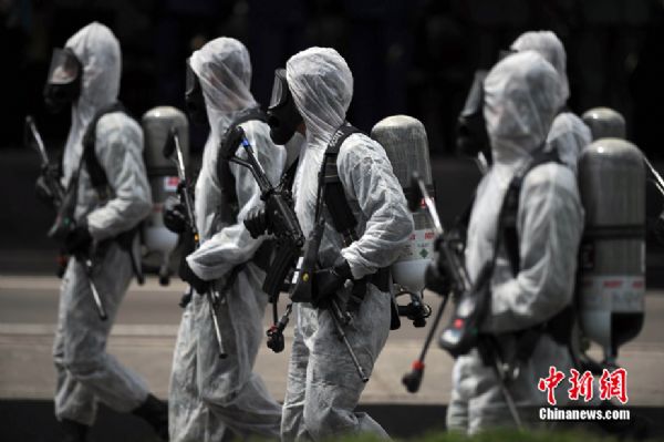 Soldiers parade during a military ceremony to celebrate the 200 years of Colombia&apos;s independence from Spain in Bogota, Tuesday, July 20, 2010. [chinanews.com]