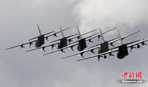 Planes parade during a military ceremony to celebrate the 200 years of Colombia&apos;s independence from Spain in Bogota, Tuesday, July 20, 2010.[chinanews.com]