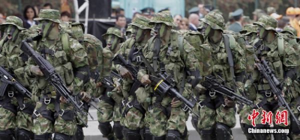 Soldiers parade during a military ceremony to celebrate the 200 years of Colombia&apos;s independence from Spain in Bogota, Tuesday, July 20, 2010.[chinanews.com]