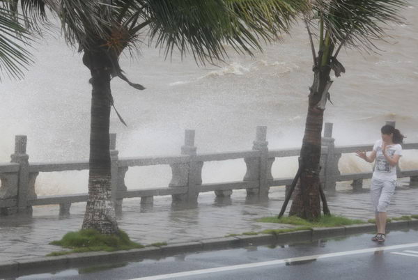Typhoon Chanthu lands on South China