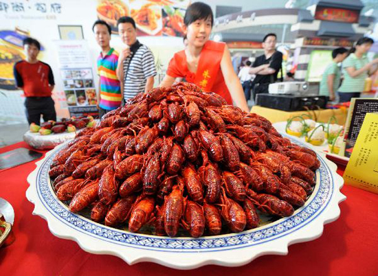 Photo taken on July 21, 2010 shows a dish which is made of lobsters displayed at a food cultural festival held in Nanjing, capital of east China's Jiangsu Province. The festival which opened here on Thursday includes a series of activities, such as exhibition of food culture, cultural exchange of old-branded restaurants and painting and calligraphy creation on food, etc. [Xinhua photo]
