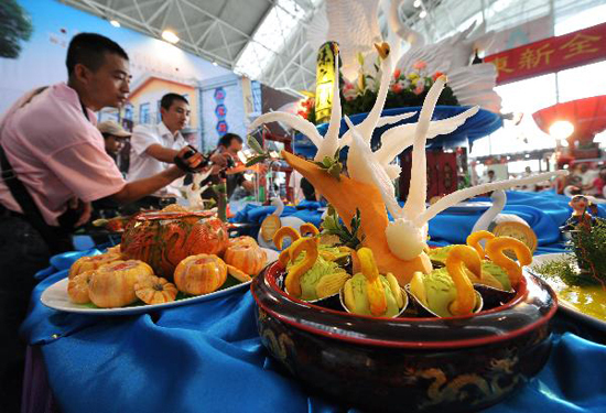 Visitors look around at a food cultural festival held in Nanjing, capital of east China's Jiangsu Province, July 21, 2010. The festival which opened here on Thursday includes a series of activities, such as exhibition of food culture, cultural exchange of old-branded restaurants and painting and calligraphy creation on food, etc. [Xinhua photo]