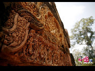 'Banteay Srei' (Citadel of Women) is the modern name of a 10th century Khmer temple originally called 'Tribhuvanamahesvara' (Great Lord of the Threefold World),an appellation of the god Siva. Located in the area of Angkor in Cambodia, Banteay Srei is widely praised as a 'precious gem', or the 'jewel of Khmer art.'[Photo by Chen Zhu]
