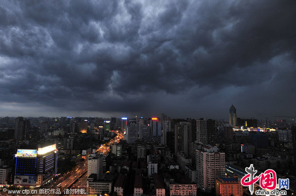Dark clouds cover the sky and cast a gloom over the Yangtze River in Wuhan, Central China's Hubei province July 22, 2010. [CFP]