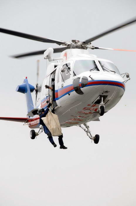 A rescue worker descents from a helicopter down a rope during a rescue drill on the Shenyang-Dalian highway in Northeast China&apos;s Liaoning Province, July 22, 2010. China mobilized helicopters for the first time in a highway medical rescue drill in Northeast China&apos;s Liaoning Province, the provincial bureau of transport said Thursday. [Xinhua]