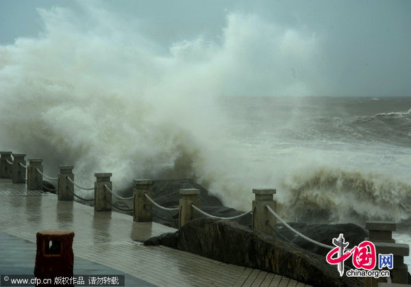 Surge caused by Typhoon Chanthu is seen on Hailin Island, Yangjiang, Guangdong Province on July 22, 2010. [Photo: CFP]