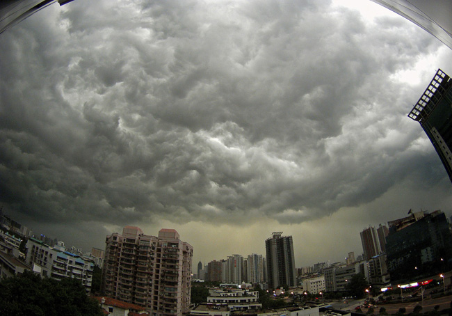  Dark clouds cover the sky and cast a gloom over the Yangtze River in Wuhan, Central China&apos;s Hubei province July 22, 2010. [Xinhua]