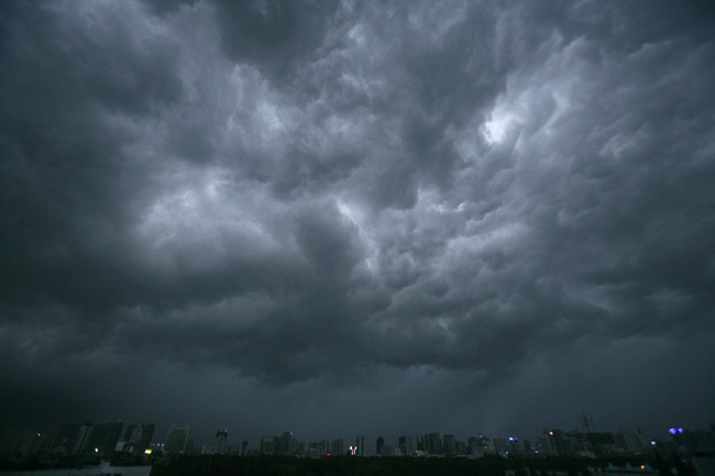  Dark clouds cover the sky and cast a gloom over the Yangtze River in Wuhan, Central China&apos;s Hubei province July 22, 2010. [Xinhua]