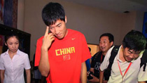 The photo, taken on July 22, 2010, shows Liu Xiang visiting Xinjiang Museum.